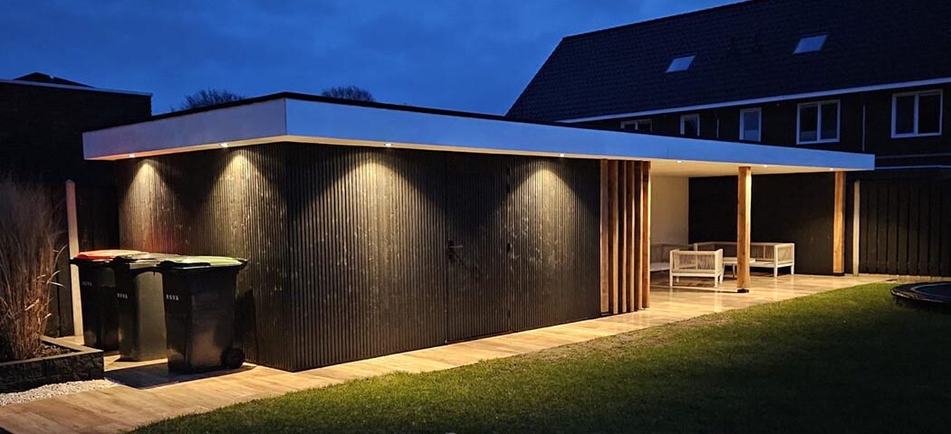 Een complete tuin door een berging met zitgedeelte.