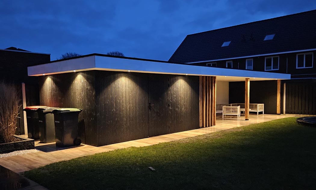 Een complete tuin door een berging met zitgedeelte.