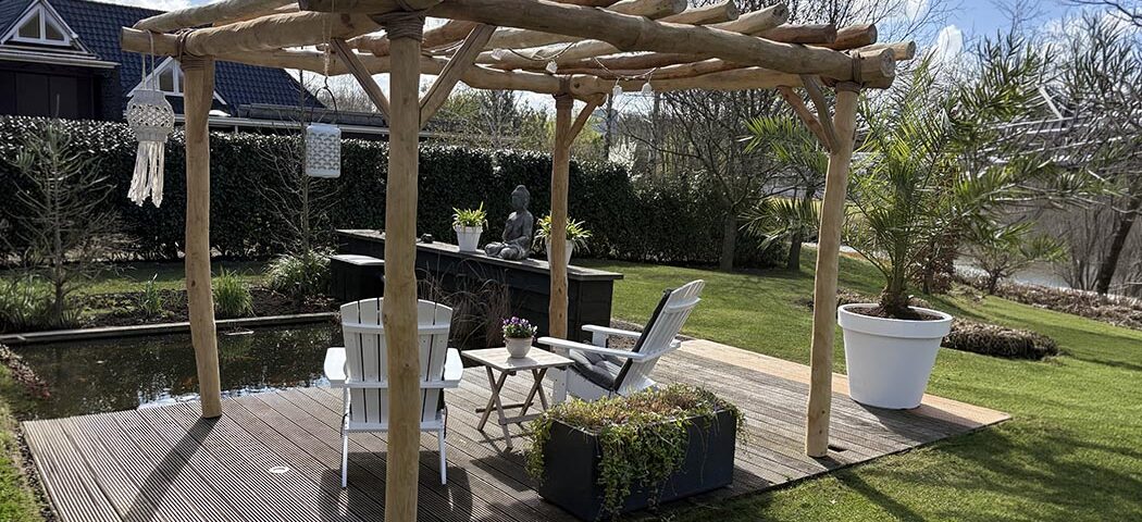 Pergola laten bouwen? Uniek ontwerp met Robinia palen