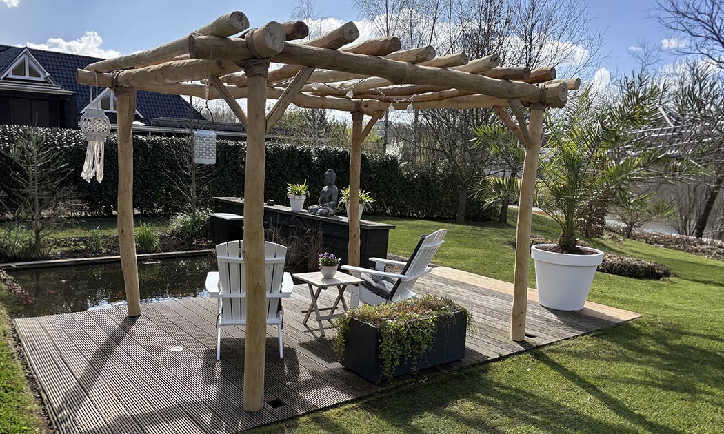 Pergola laten bouwen? Uniek ontwerp met Robinia palen